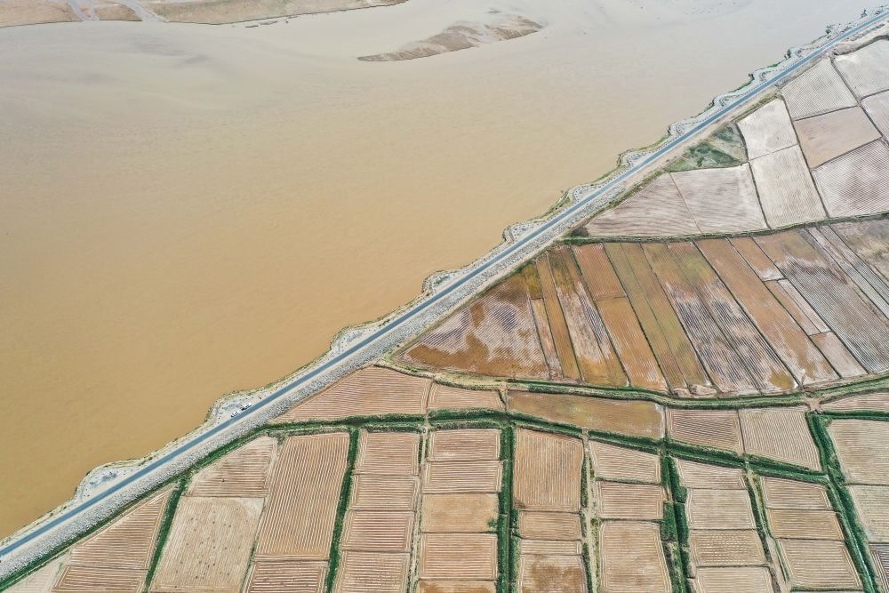 2024年5月26日在內(nèi)蒙古巴彥淖爾市臨河區(qū)拍攝的黃河（無人機(jī)照片）。巴彥淖爾市位于黃河“幾字彎”北端，擁有富饒的河套灌區(qū)，引黃灌溉面積達(dá)1000多萬畝。近年來，在引黃灌溉工程支撐下，河套灌區(qū)年均糧食總產(chǎn)量達(dá)60億斤以上。