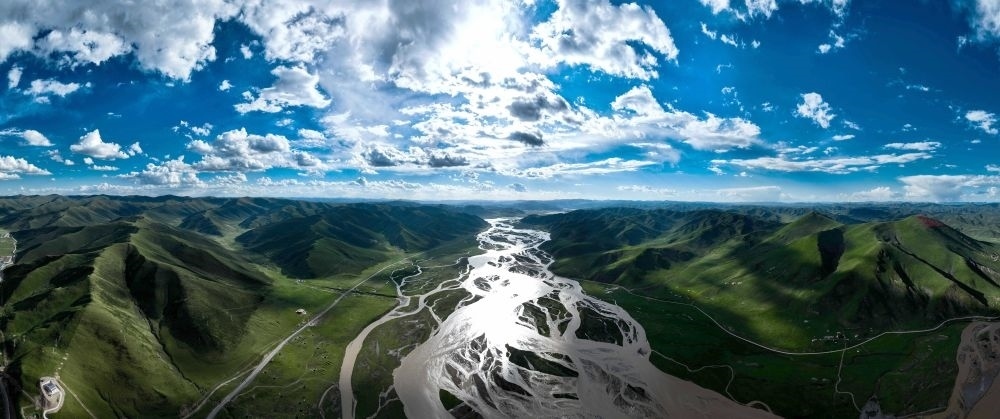 2024年7月31日在青海省果洛藏族自治州達(dá)日縣境內(nèi)拍攝的黃河（無人機(jī)全景照片）。