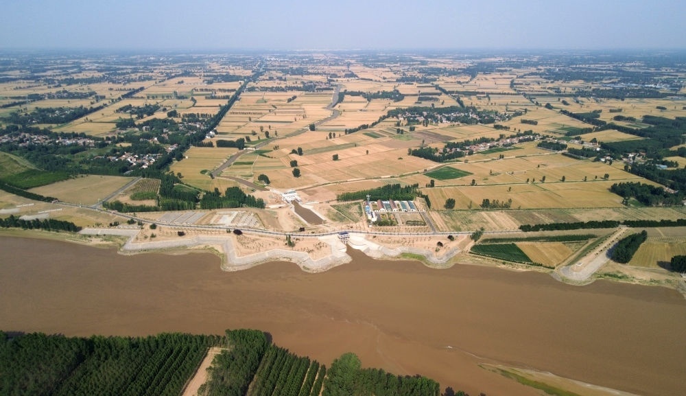 2024年6月19日，位于黃河高青段的馬扎子引黃閘開閘引水（無人機(jī)照片）。5月1日至6月18日，山東省累計啟用引黃閘63座，引黃河水量10.06億立方米，保障農(nóng)業(yè)灌溉需求。