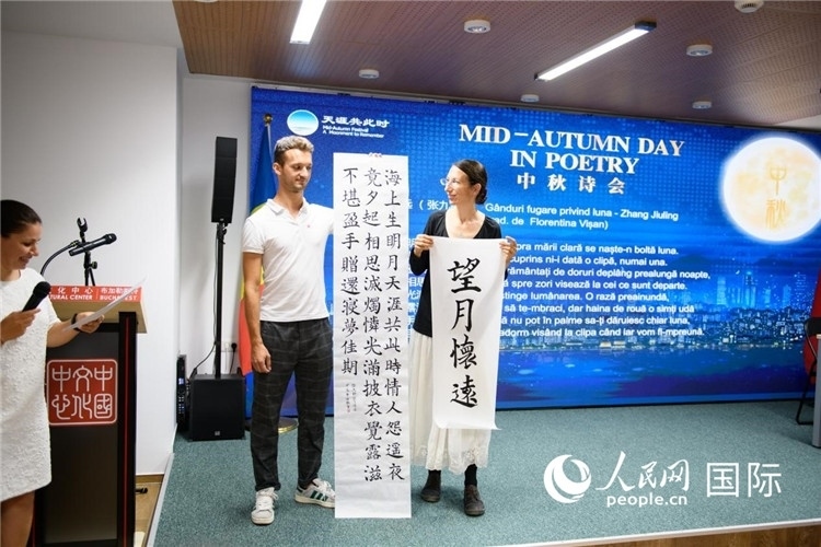 現(xiàn)場(chǎng)的羅馬尼亞書(shū)法愛(ài)好者書(shū)寫(xiě)并展示作品。傅永山攝