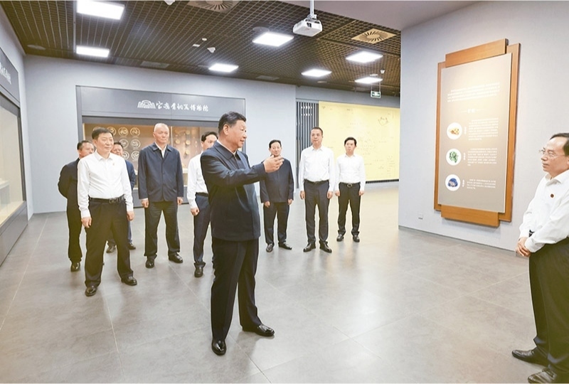 2024年9月10日，中共中央總書(shū)記、國(guó)家主席、中央軍委主席習(xí)近平在前往甘肅考察途中，來(lái)到陜西省寶雞市參觀寶雞青銅器博物院。 新華社記者 王曄/攝