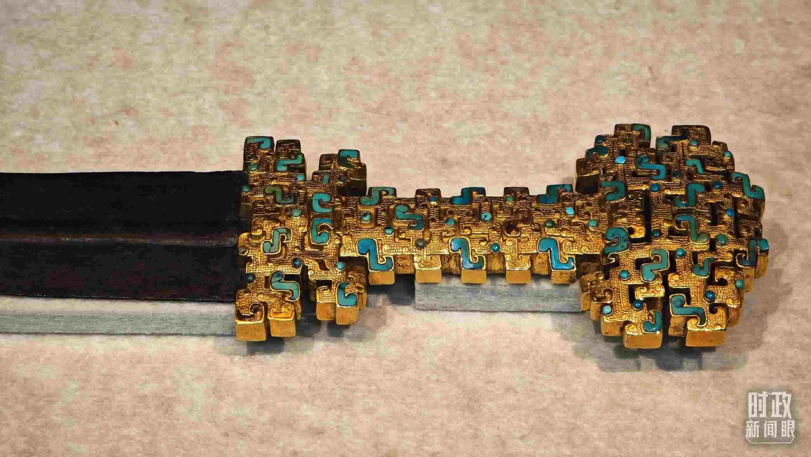 △這是1992年寶雞市益門二號墓出土的金柄鐵劍，劍柄嵌有綠松石。（總臺央視記者彭漢明拍攝）