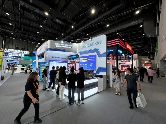 觀眾在展區(qū)了解相關(guān)金融服務(wù)。人民網(wǎng)記者 黃盛攝