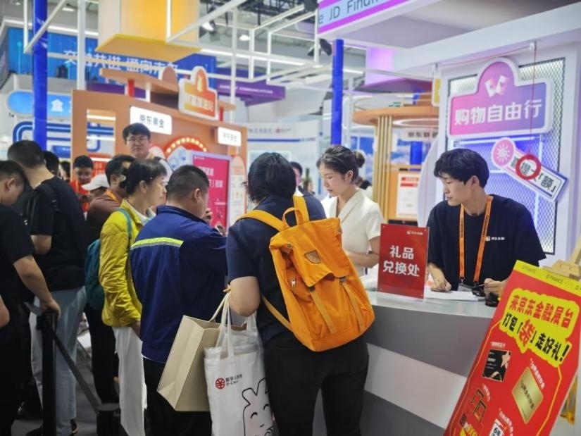 觀眾在金融服務(wù)展區(qū)體驗展臺的互動活動。人民網(wǎng)記者 黃盛攝