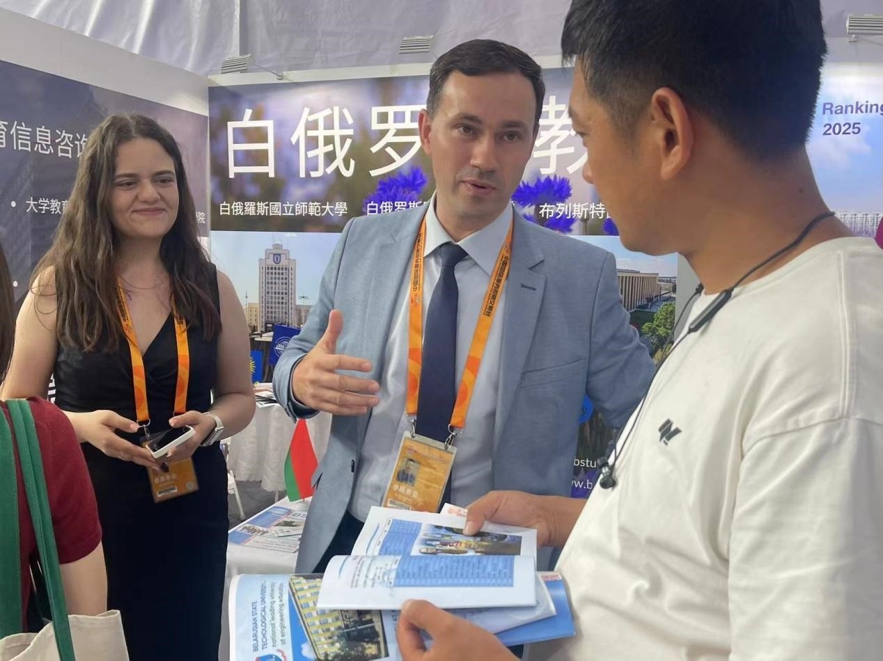 觀眾在展臺咨詢。人民網(wǎng)記者 何旭攝