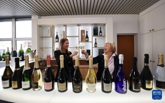 9月13日，在法國(guó)蘭斯附近的希尼萊羅斯，人們?cè)诩氧畞喛偛肯碛孟銠壘啤Ｐ氯A社記者 高靜 攝