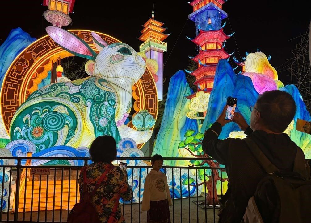 市民游客在2024年北京中秋國慶彩燈游園會欣賞彩燈。新華社記者楊淑君 攝