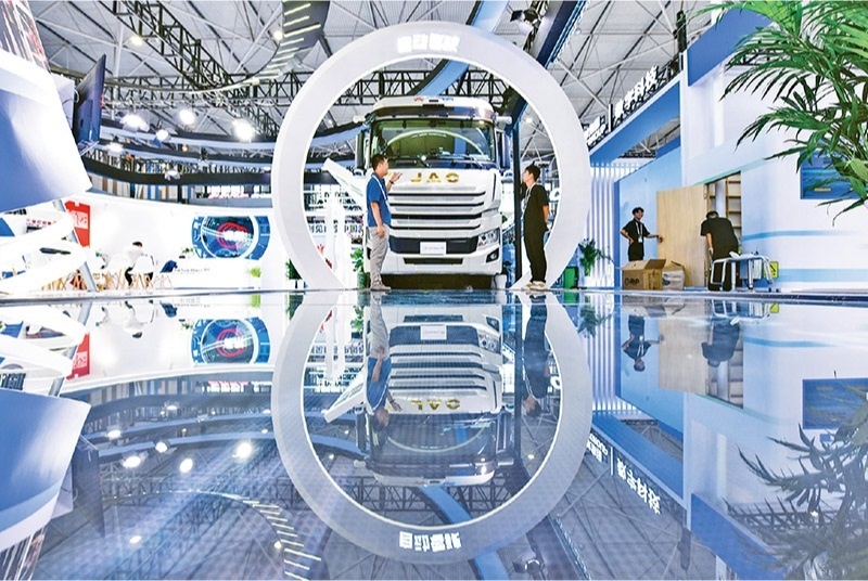 黨的二十屆三中全會提出，加快構(gòu)建促進數(shù)字經(jīng)濟發(fā)展體制機制，完善促進數(shù)字產(chǎn)業(yè)化和產(chǎn)業(yè)數(shù)字化政策體系。2024年8月28日至30日，2024中國國際大數(shù)據(jù)產(chǎn)業(yè)博覽會在貴州貴陽舉辦。圖為工作人員在介紹無人駕駛重型卡車。 新華社記者 楊文斌/攝