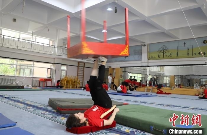 9月13日，美國雜技學員杰克正在中國“雜技之鄉(xiāng)”吳橋練習“蹬技”。 馬天龍 攝