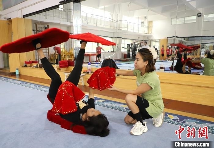 9月13日，來自老撾的紅姆(右)指導學員雜技動作。 馬天龍 攝