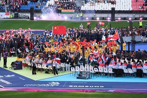 中國選手參加閉幕式。人民網(wǎng)記者 于超凡攝