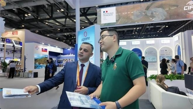 伊和·阿塔里扎德介紹阿塞拜疆產(chǎn)業(yè)園。人民網(wǎng)記者 楊倩攝