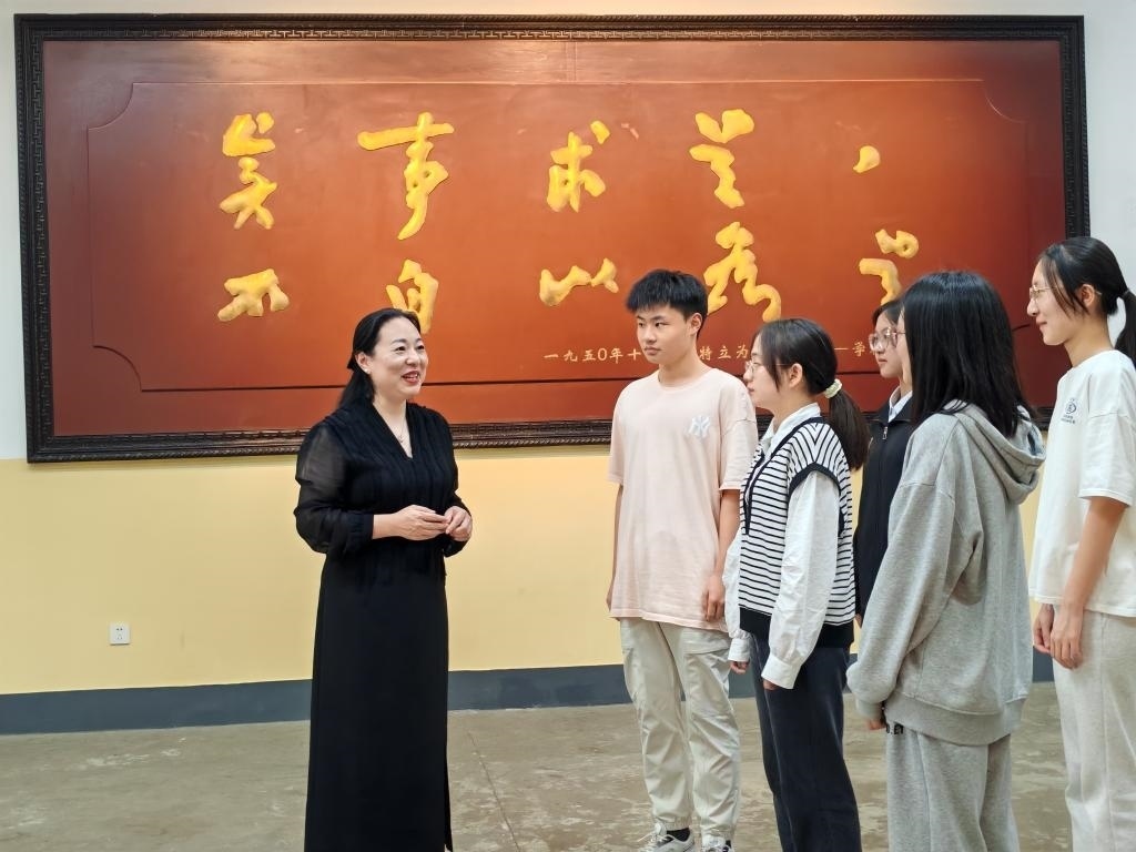 湖南第一師范學(xué)院思政課教師正在為學(xué)生講述紅色校史。（受訪者供圖）