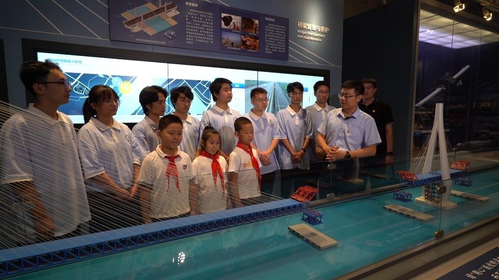 哈爾濱工業(yè)大學(xué)交通學(xué)院教師李順龍?jiān)谥袊鴺蛄翰┪镳^進(jìn)行課程思政與橋梁科普。新華社發(fā)（張潤 攝）