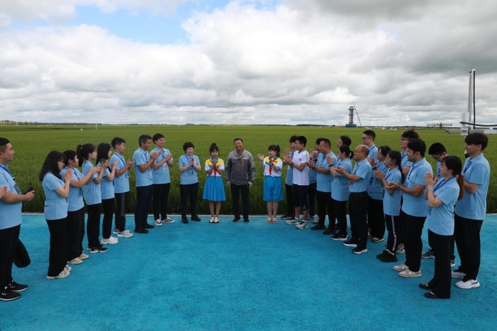 哈爾濱工業(yè)大學(xué)邀請(qǐng)農(nóng)業(yè)專家周德華為學(xué)生講授水稻種植的故事。新華社發(fā)