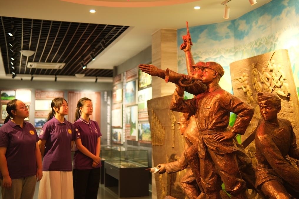 7月26日，南開大學(xué)實(shí)踐隊(duì)在環(huán)江革命陳列館了解毛南族人民在黨的領(lǐng)導(dǎo)下進(jìn)行革命斗爭(zhēng)的歷程。（受訪者供圖）