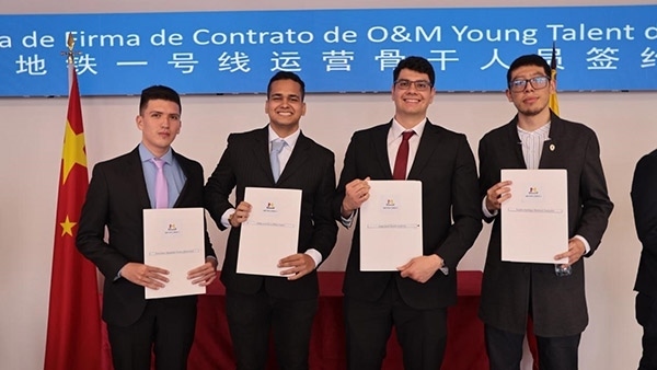 當(dāng)?shù)貢r(shí)間9月13日，40名哥倫比亞青年與中企承建運(yùn)營(yíng)的波哥大地鐵一號(hào)線項(xiàng)目簽約，不久將前往中國(guó)進(jìn)行為期15個(gè)月的專業(yè)地鐵知識(shí)培訓(xùn)。圖為部分學(xué)員在簽約儀式上展示所簽的協(xié)議。 波哥大地鐵一號(hào)線項(xiàng)目供圖