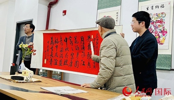 旅秘書法家向現(xiàn)場觀眾展示書法作品。人民網(wǎng)記者 宋亦然攝