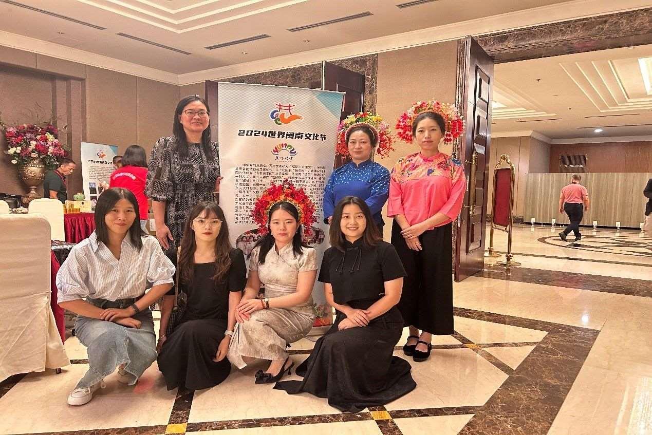 阿拉扎大學(xué)孔子學(xué)院老師和簪花圍傳承人合影。阿拉扎大學(xué)孔子學(xué)院供圖