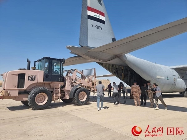 圖為伊拉克正在裝運救援物資。人民網(wǎng) 伊納斯攝