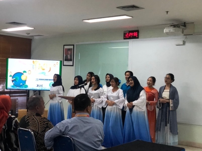 阿拉扎大學(xué)中文系學(xué)生演唱中文歌曲?；顒?dòng)主辦方供圖