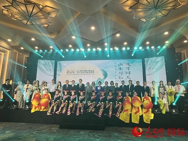 兩國嘉賓與中越藝術(shù)家現(xiàn)場合影。人民網(wǎng)記者 楊曄攝