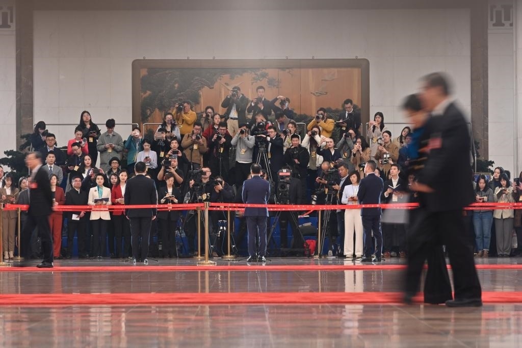 2024年3月10日，全國(guó)政協(xié)十四屆二次會(huì)議第三場(chǎng)“委員通道”集體采訪活動(dòng)在北京人民大會(huì)堂舉行。新華社記者 宋為偉 攝