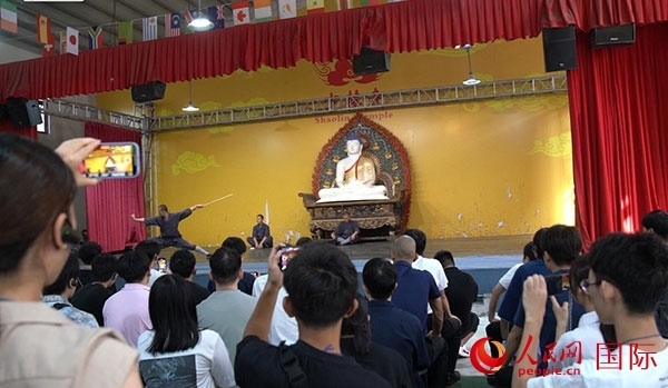 日本少林寺拳法青年代表團(tuán)觀看少林拳表演。人民網(wǎng)記者 張麗婭攝