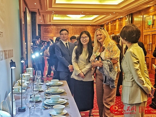 英國(guó)觀眾參觀“景德鎮(zhèn)制”區(qū)域品牌新品。人民網(wǎng)記者 邢雪攝