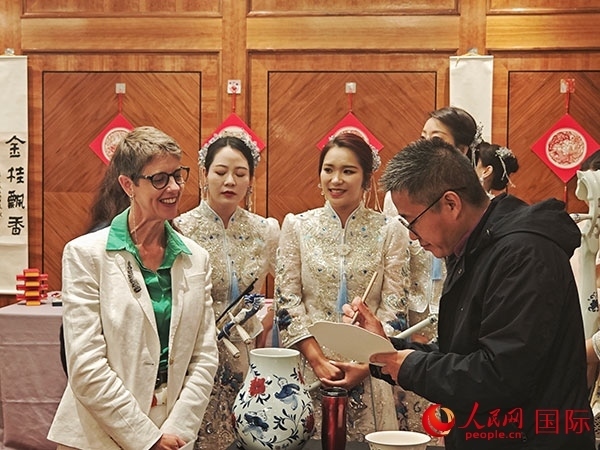 現(xiàn)場(chǎng)的非遺傳承人為英國(guó)觀眾展示畫(huà)技。人民網(wǎng)記者 邢雪攝