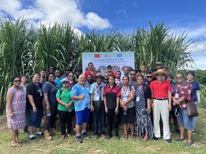 2024年2月28日，來自巴布亞新幾內(nèi)亞、湯加、庫克群島、薩摩亞、瑙魯?shù)葒?guó)家的“太平洋島國(guó)菌草技術(shù)培訓(xùn)班”學(xué)員在斐濟(jì)布拉阿格魯菌草技術(shù)示范基地合影。新華社發(fā)（中國(guó)援斐濟(jì)菌草技術(shù)示范中心供圖）