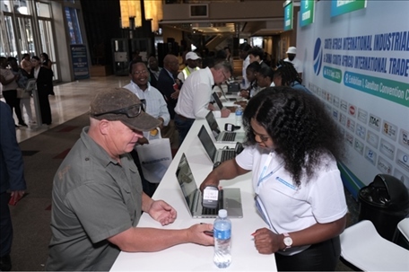 客商現(xiàn)場注冊參觀展會。主辦方供圖