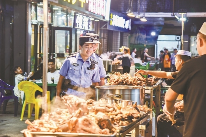 8月9日，甘肅省華亭市公安局組織民警輔警在夜市開展巡邏檢查。張亞強攝