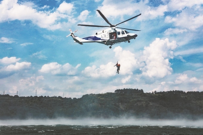 ▼7月17日，浙江省新昌縣公安局聯(lián)合浙江省公安廳警務(wù)航空隊在長詔水庫水域及周邊開展救援演練。王樟林攝