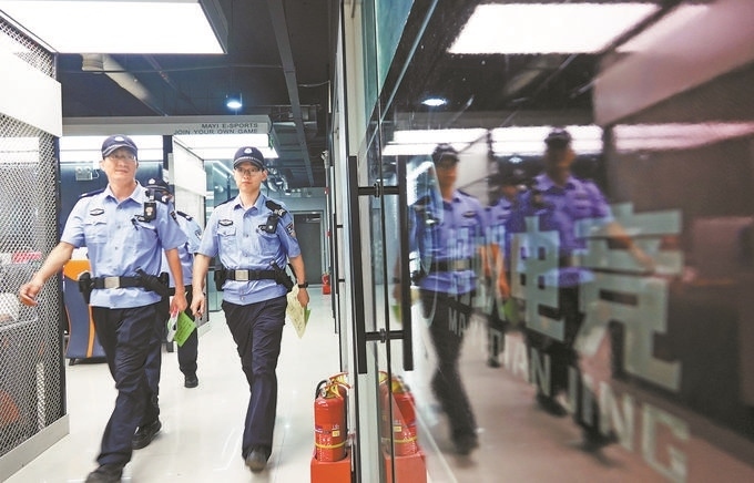 ▲7月6日，山西省新絳縣公安局龍興派出所組織警力對網(wǎng)吧等場所進行集中治安檢查。高新生攝