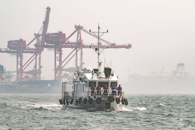 ?7月5日，秦皇島出入境邊防檢查站聯(lián)合秦皇島市公安局水陸巡特警支隊開展海上聯(lián)合巡航。陳凈萱攝