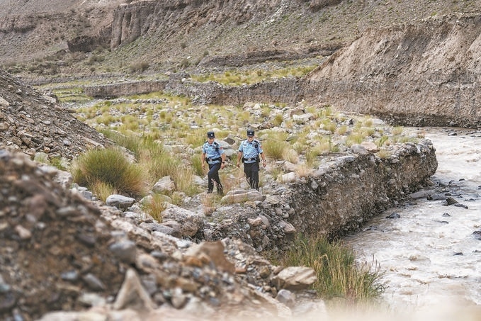 7月19日，新疆邊檢總站克州邊境管理支隊康蘇邊境檢查站民警輔警來到轄區(qū)烏恰縣康蘇水庫開展巡邏。明懿攝