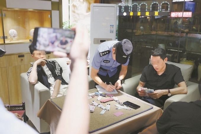9月7日，云南省昆明市公安機關(guān)對棋牌室開展檢查。