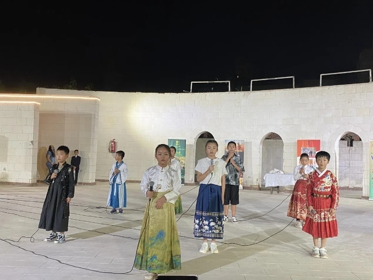 東方藝術(shù)文化館小朋友的詩朗誦表演。開羅中國(guó)文化中心供圖
