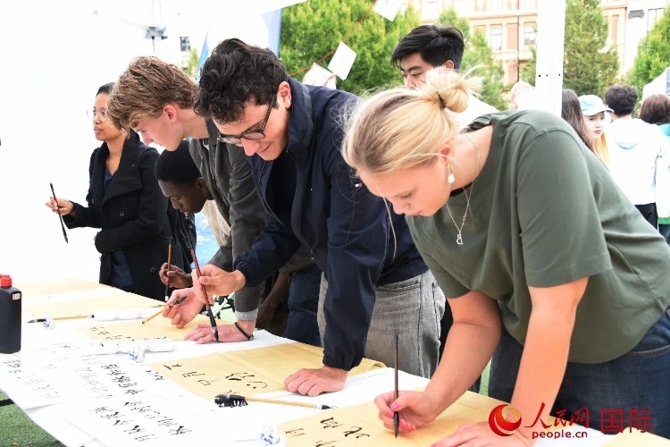 體驗(yàn)中國(guó)書法。人民網(wǎng)記者 殷淼攝