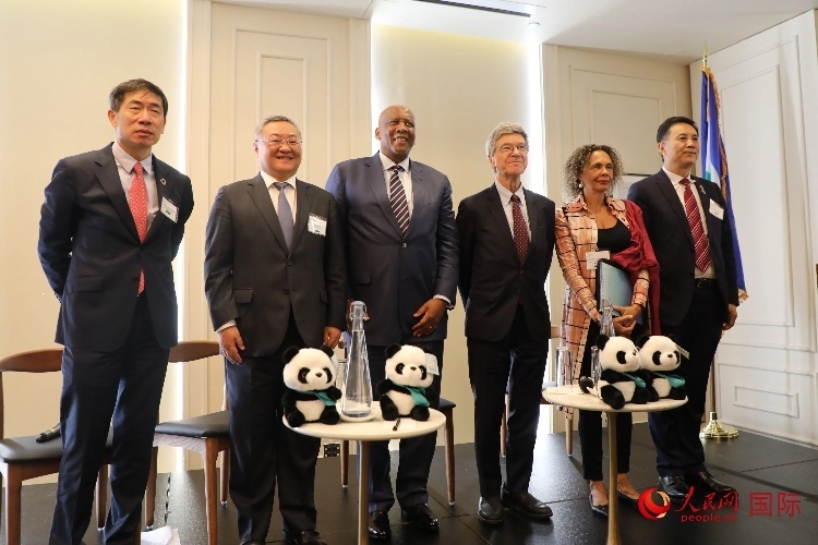 萊索托國王萊齊耶三世、中國常駐聯(lián)合國代表傅聰?shù)燃钨e出席活動。人民網(wǎng)記者 李志偉攝