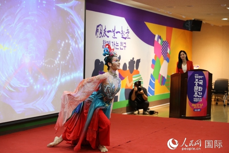 中國(guó)演員在中國(guó)文化周開幕式上表演舞蹈。人民網(wǎng)記者 莽九晨攝