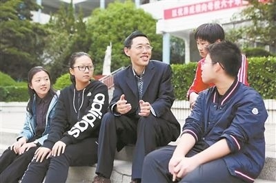 淮北市首批高層次人才儲備金獲得者、淮北市第一中學(xué)教師陳超（左三）在與學(xué)生交談。淮北市委人才工作局供圖