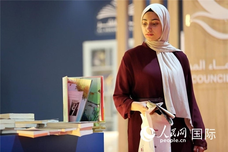 一名女性走過(guò)展臺(tái)。人民網(wǎng) 奧馬爾·哈利勒攝