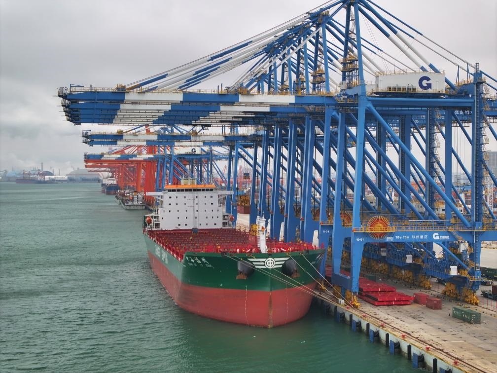 2月23日拍攝的廣西北部灣港欽州港區(qū)的碼頭堆場(chǎng)（無(wú)人機(jī)照片）。新華社記者 周華 攝