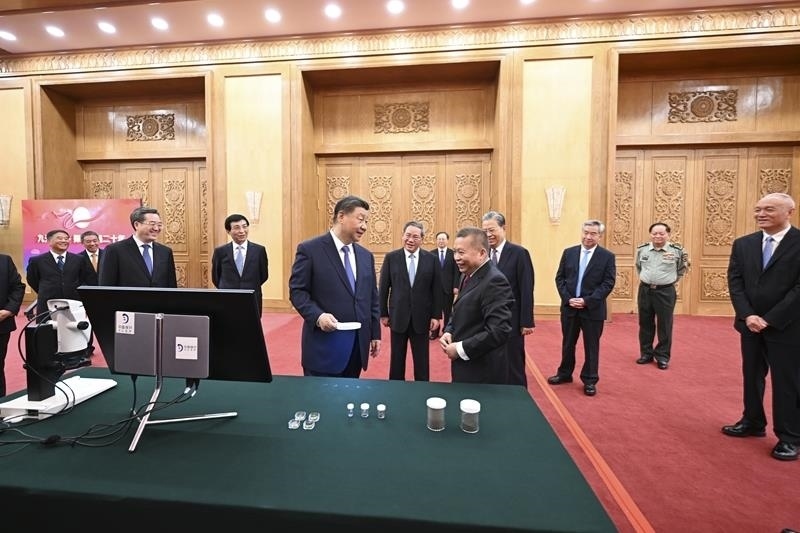 △2024年9月23日，習(xí)近平總書記等參觀月球樣品和探月工程成果展覽。