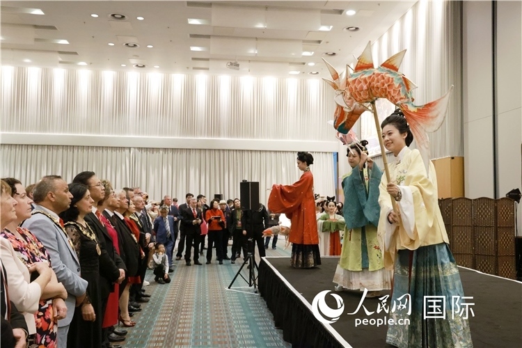 2、留學生表演了漢服展示《絲路霓裳》。邢雪攝