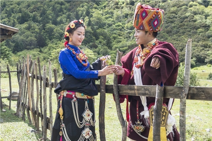 康定情歌（木格措）風(fēng)景區(qū)中的一對(duì)年輕人。林革文攝