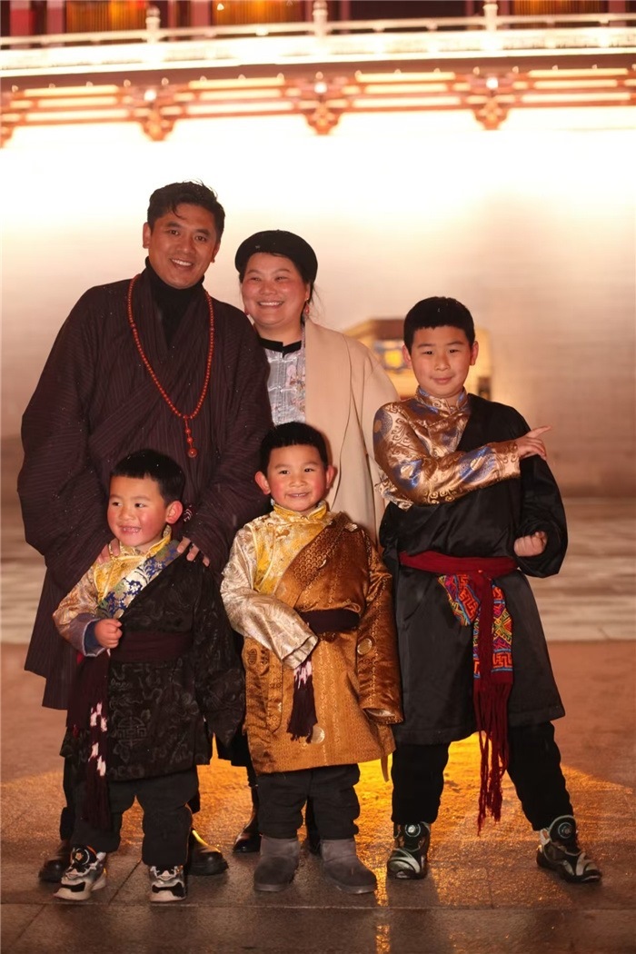 康定的節(jié)日氛圍多元和諧。圖為2024年元宵夜，洛讓銀登一家五口在旅行中拍攝的合影。資料圖片