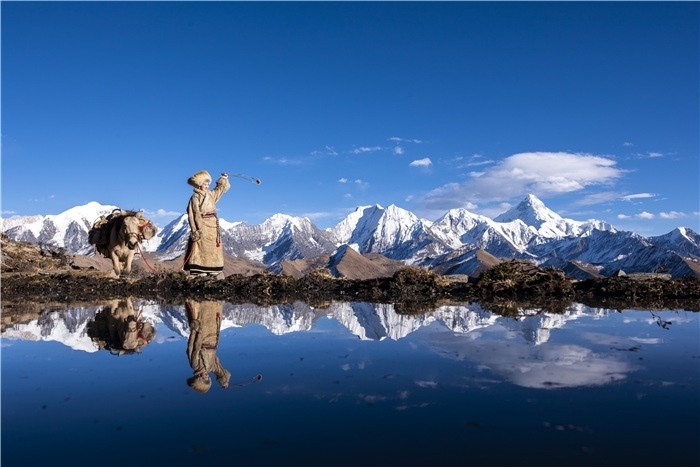 貢嘎山下的放牧人。林革文攝